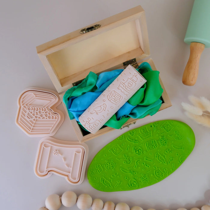 Eco Textured Roller - Pirate - Green - close up | Travel & Tide