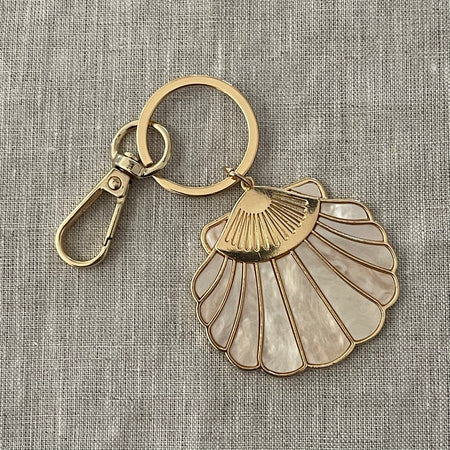 Gold shell keyring with coastal-inspired detail
