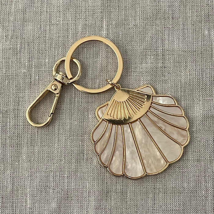 Gold shell keyring with coastal-inspired detail
