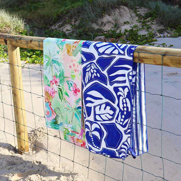 Tiki sand free microfibre towel at the beach - quick-drying compact beach towel
